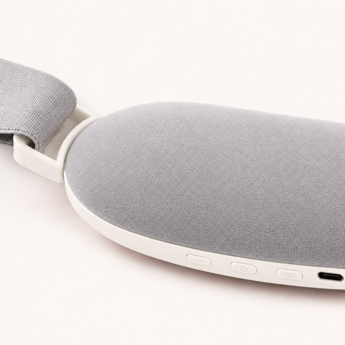 Gros plan sur la doublure intérieure en velours gris de la ceinture chauffante CHALYNE blanche